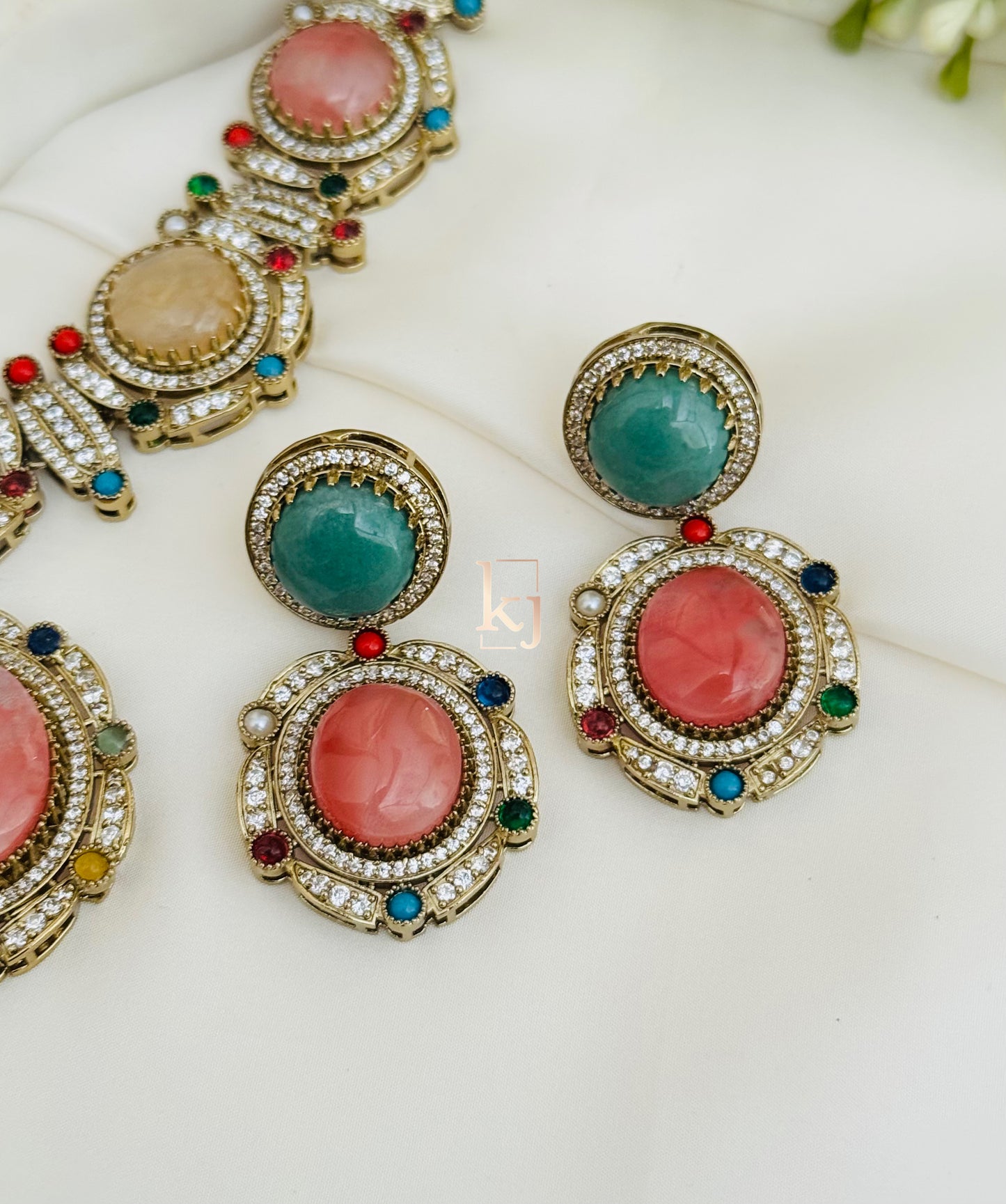 Vyona necklace set