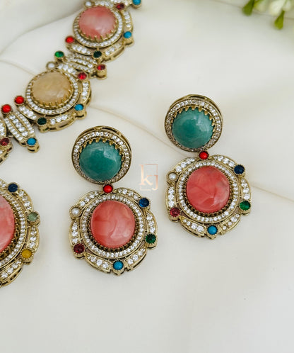 Vyona necklace set