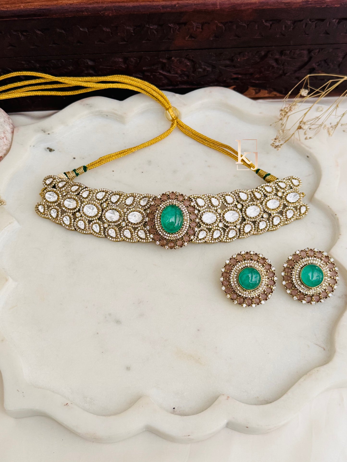 Azalea choker set