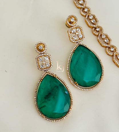 Leah pendant set