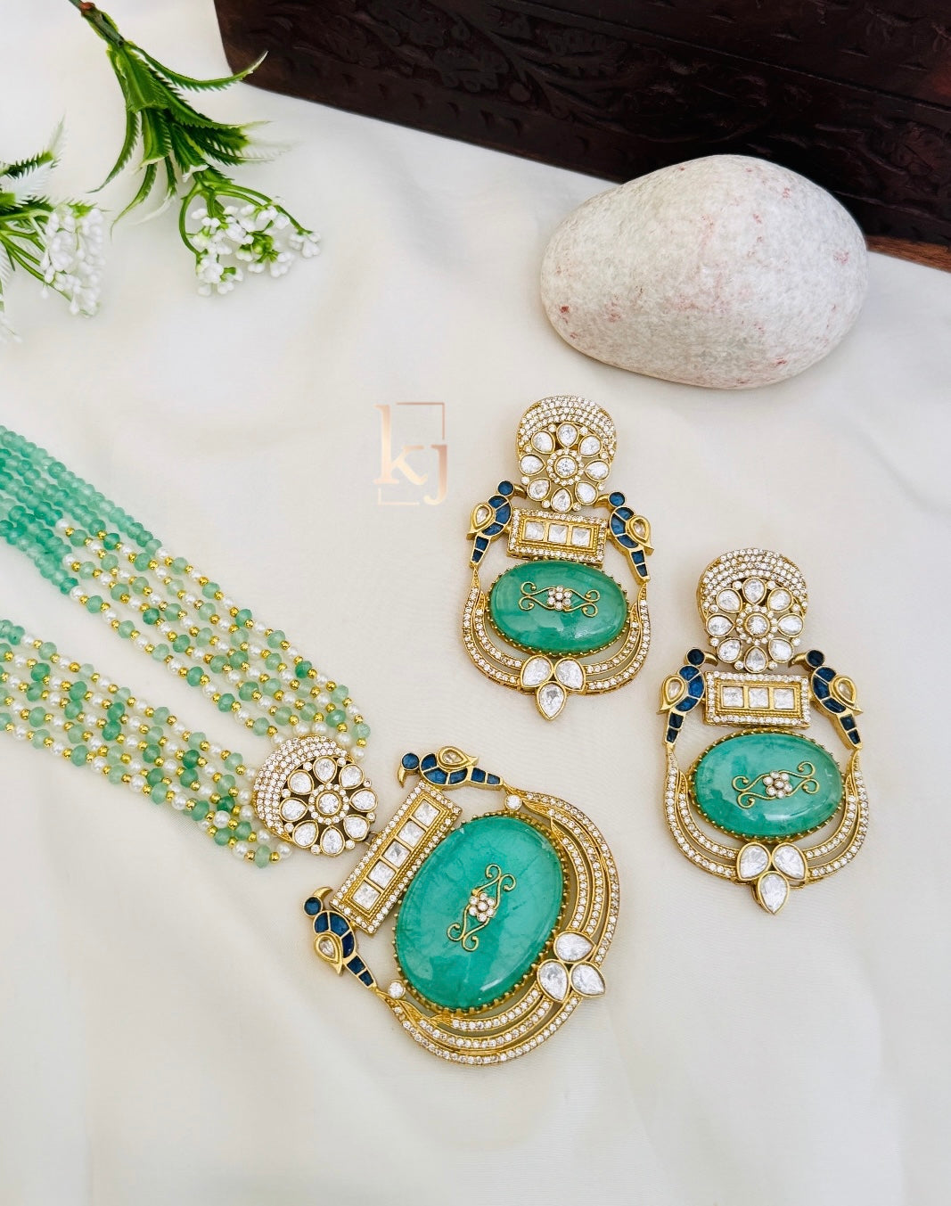 Inayat pendant set