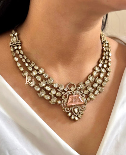 Uniaa necklace set