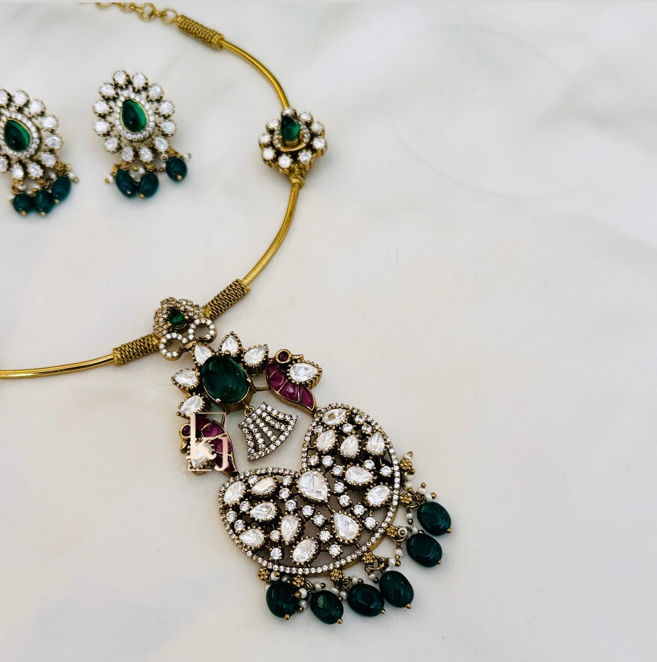 Azeena pendant set