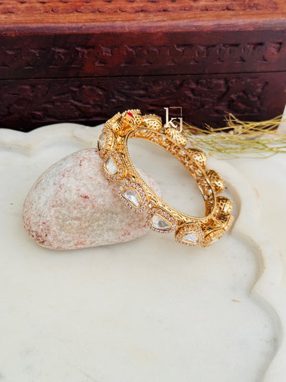 Aratrika kada single