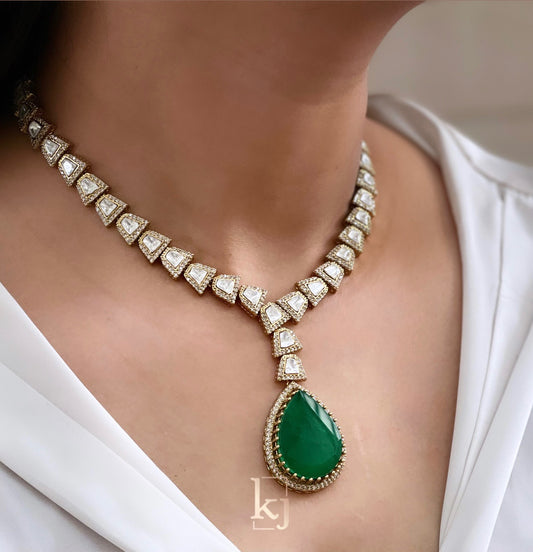 Dia Elegant green stone necklace set