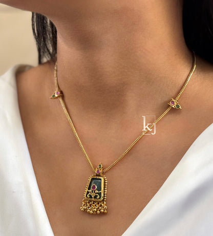 Adhira pendant set