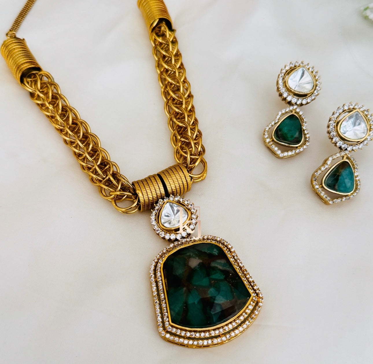 Aanam pendant set