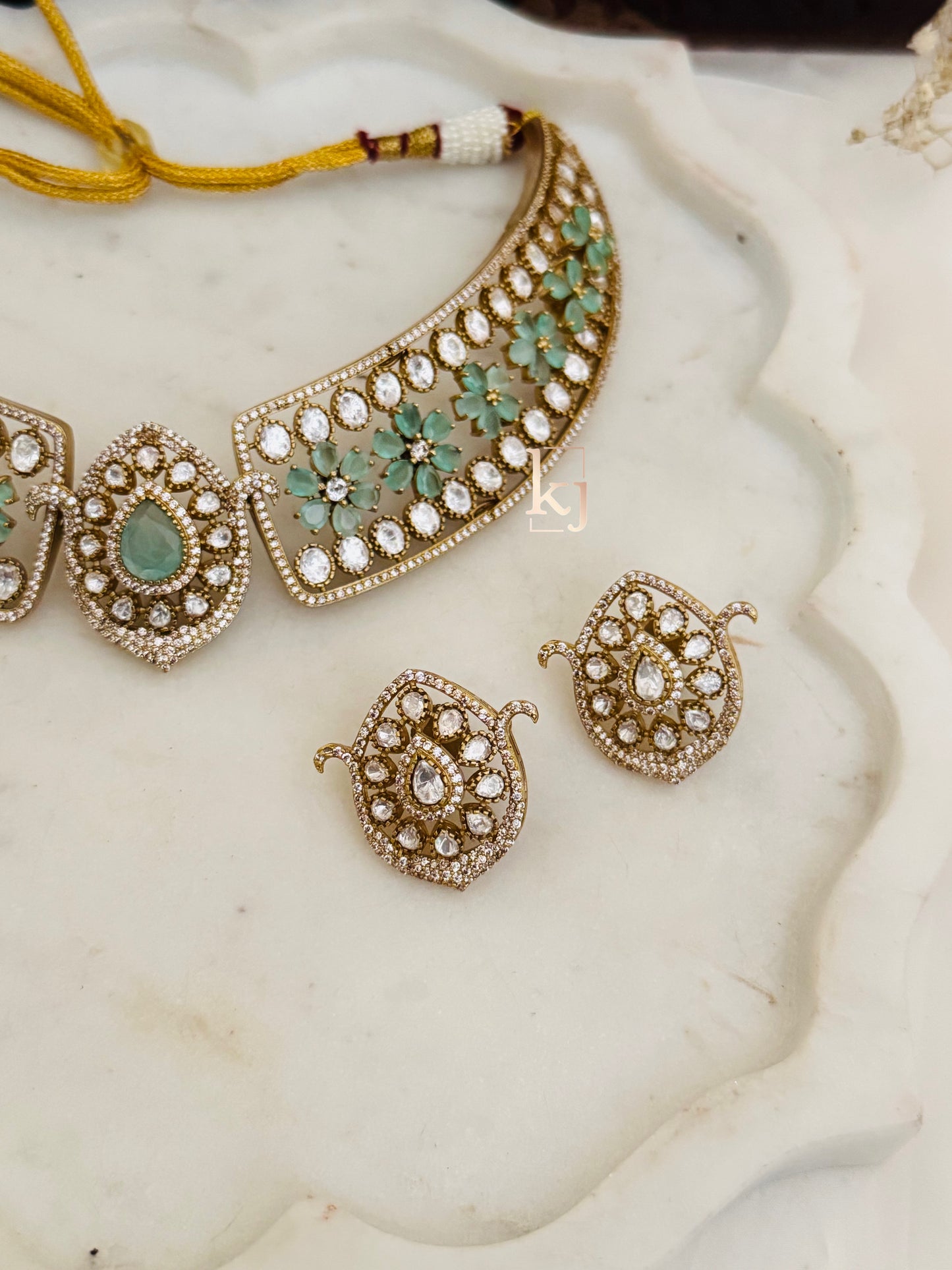 Neve choker set