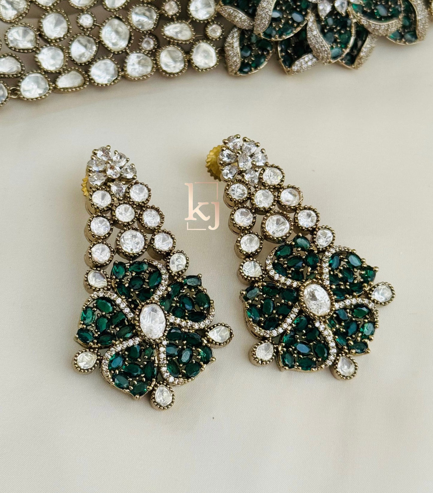 Petal choker set