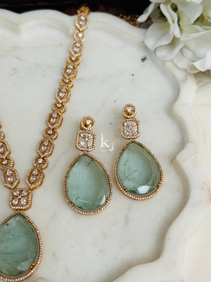 Leah pendant set