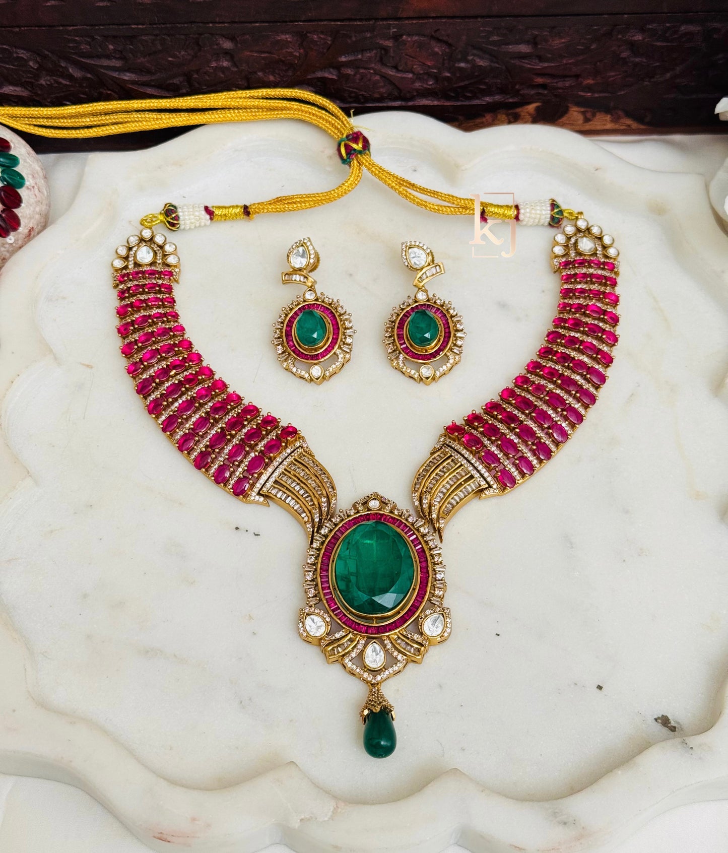 Shevin  necklace set