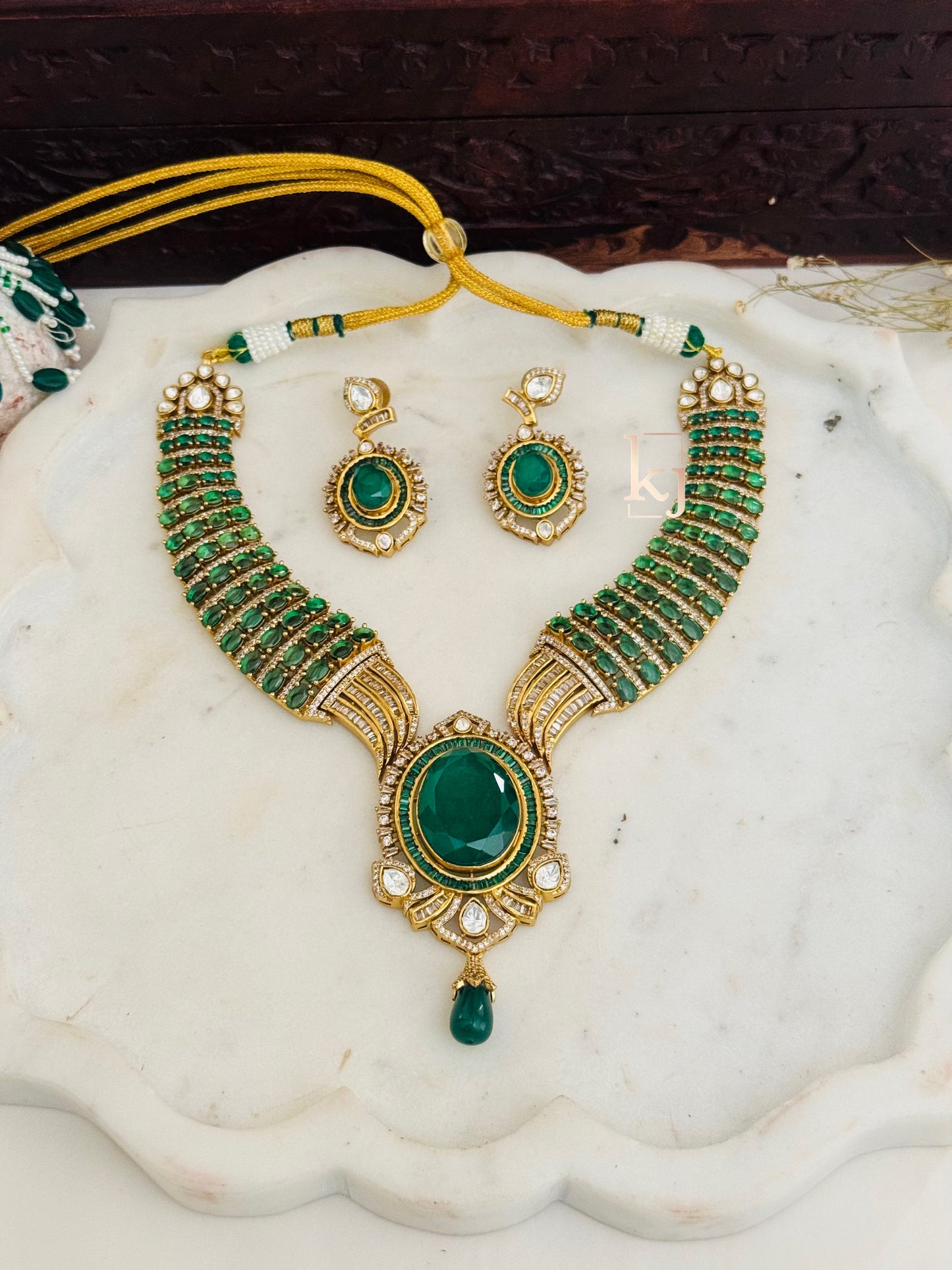 Shevin necklace set