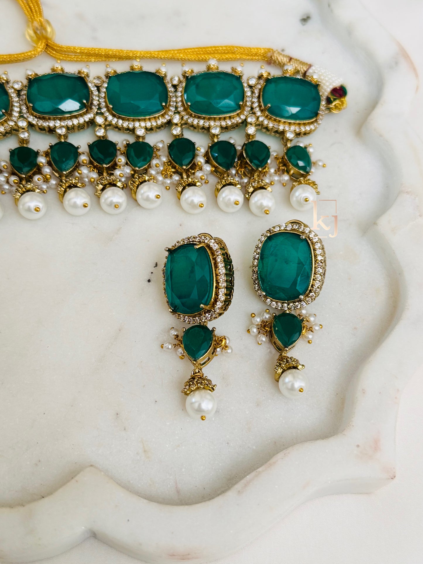 Minani choker set