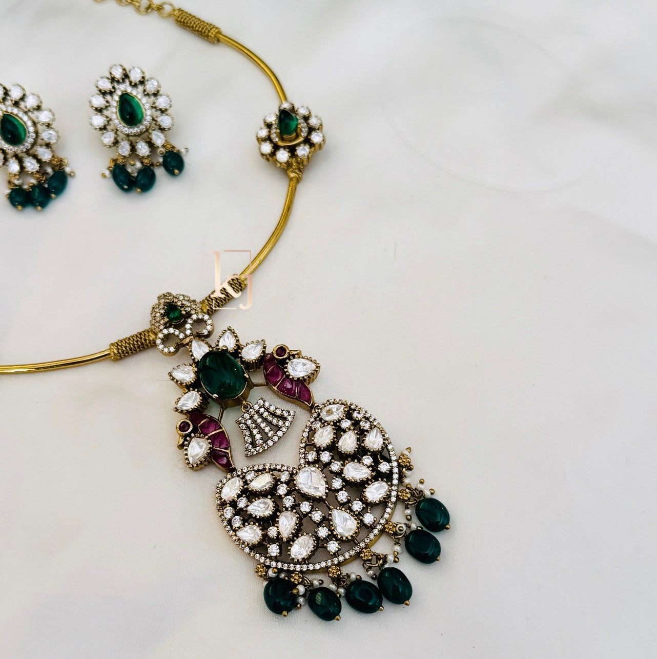 Azeena pendant set