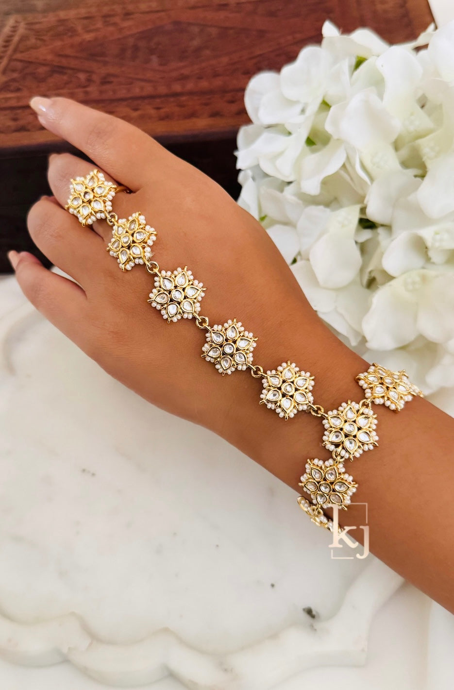 Ombra hathphool single