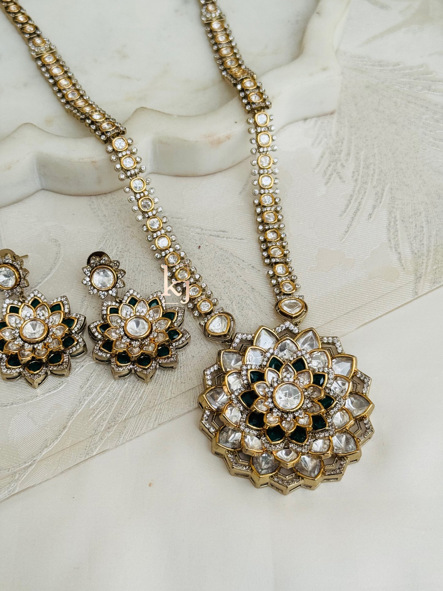 Neolani pendant set