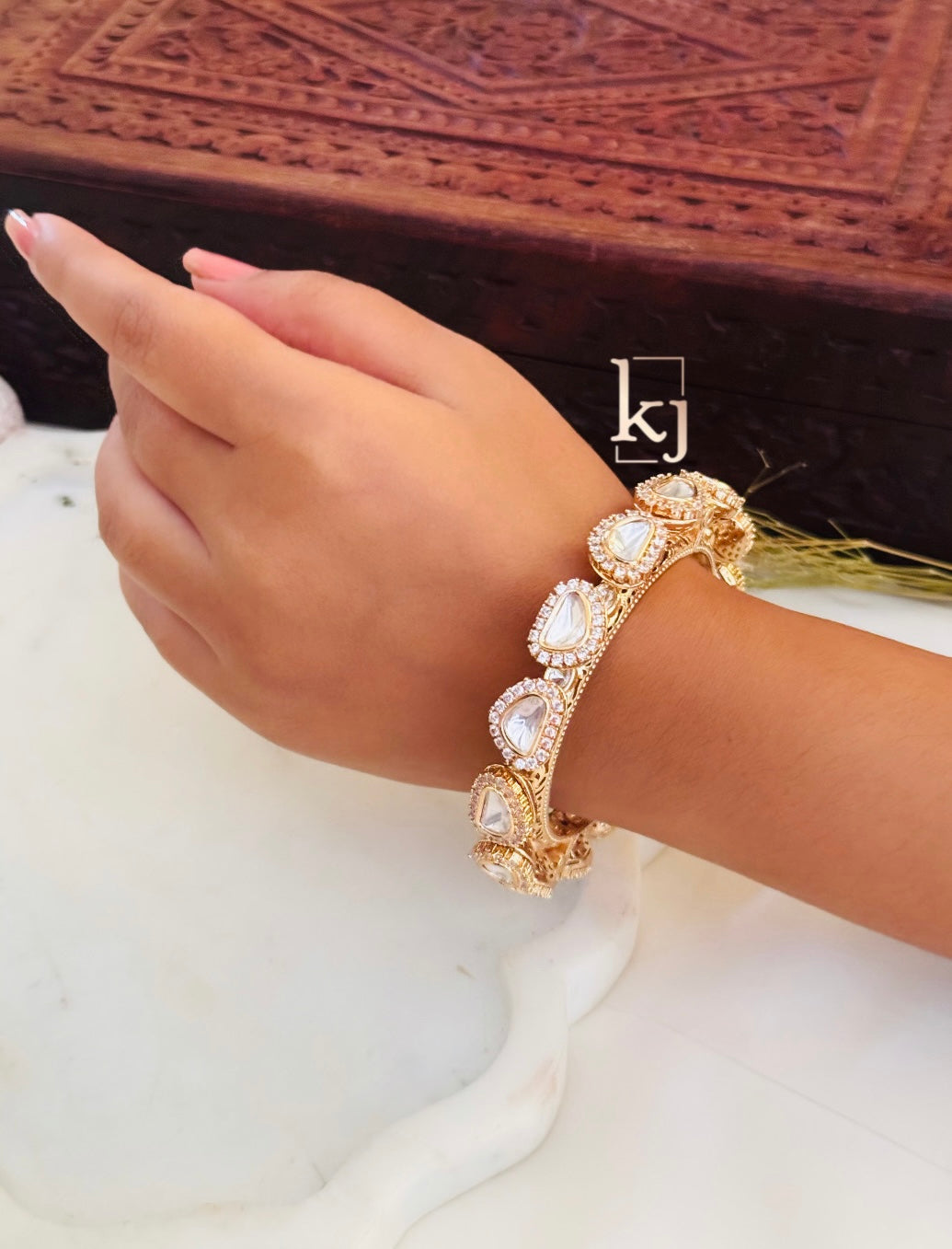 Aratrika kada single