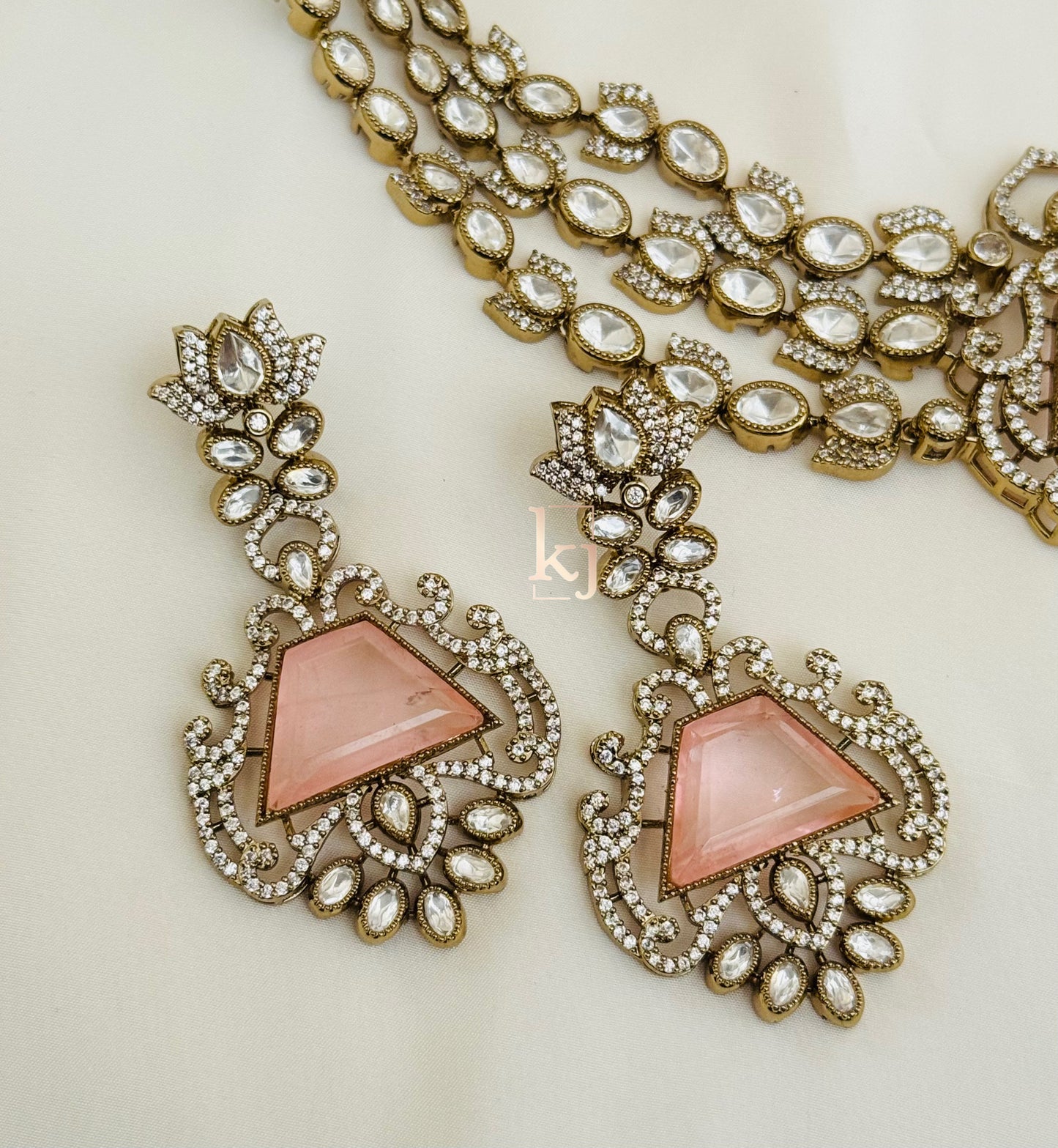 Uniaa necklace set