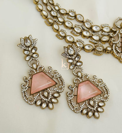 Uniaa necklace set