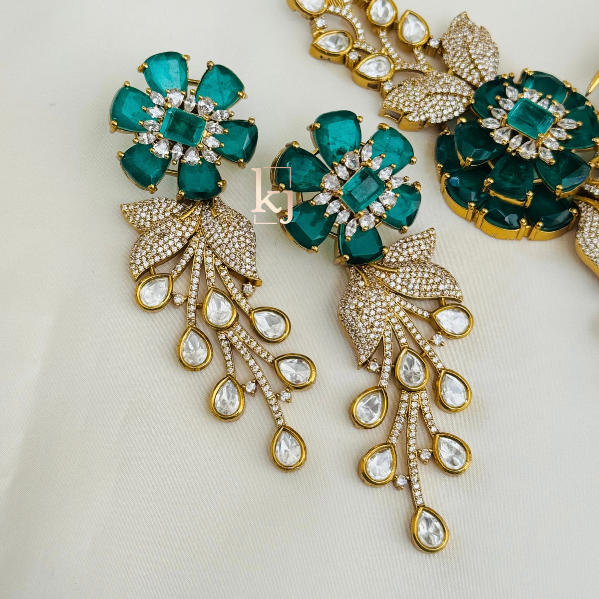 Shriyv necklace set