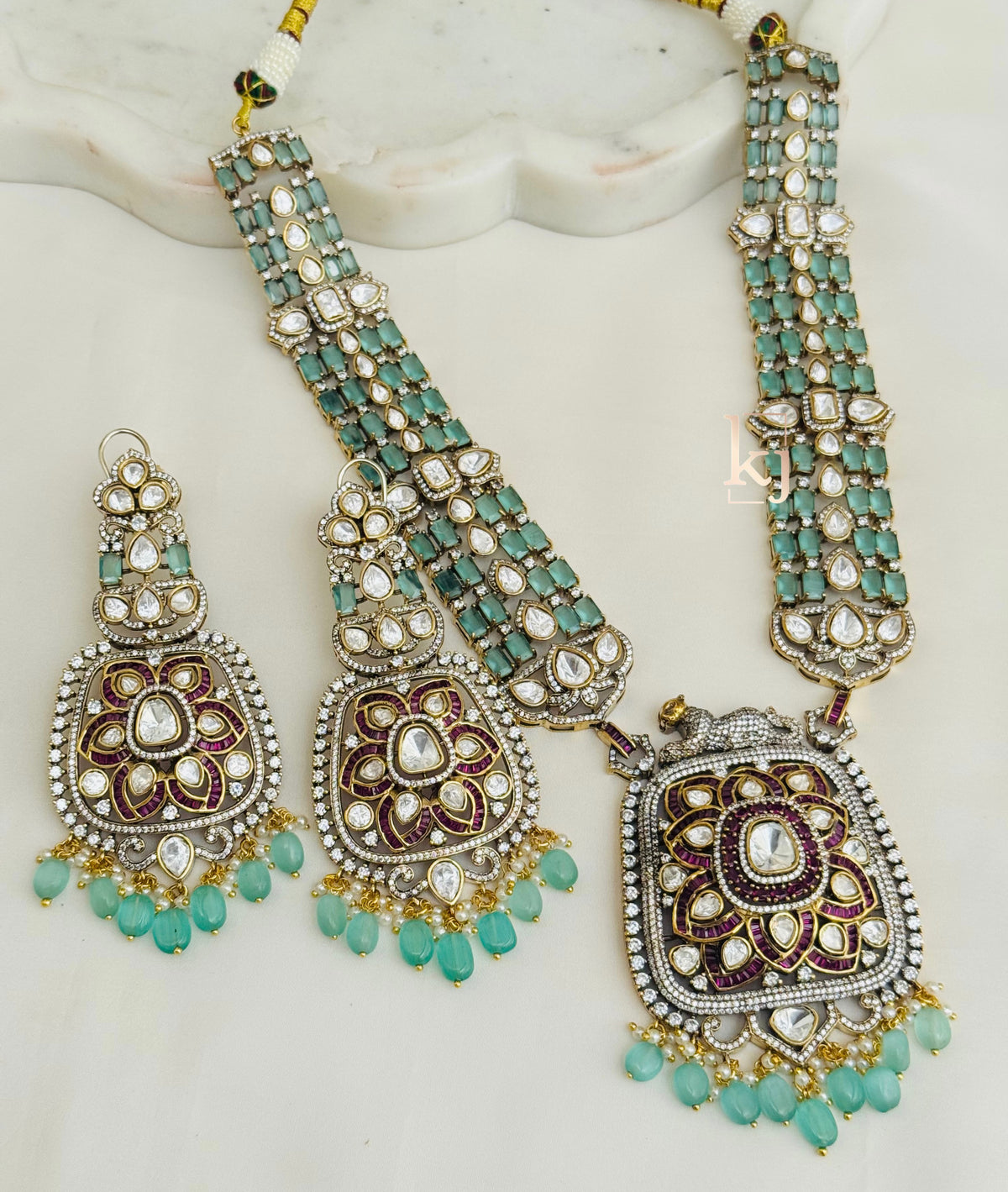 Amara pendant set