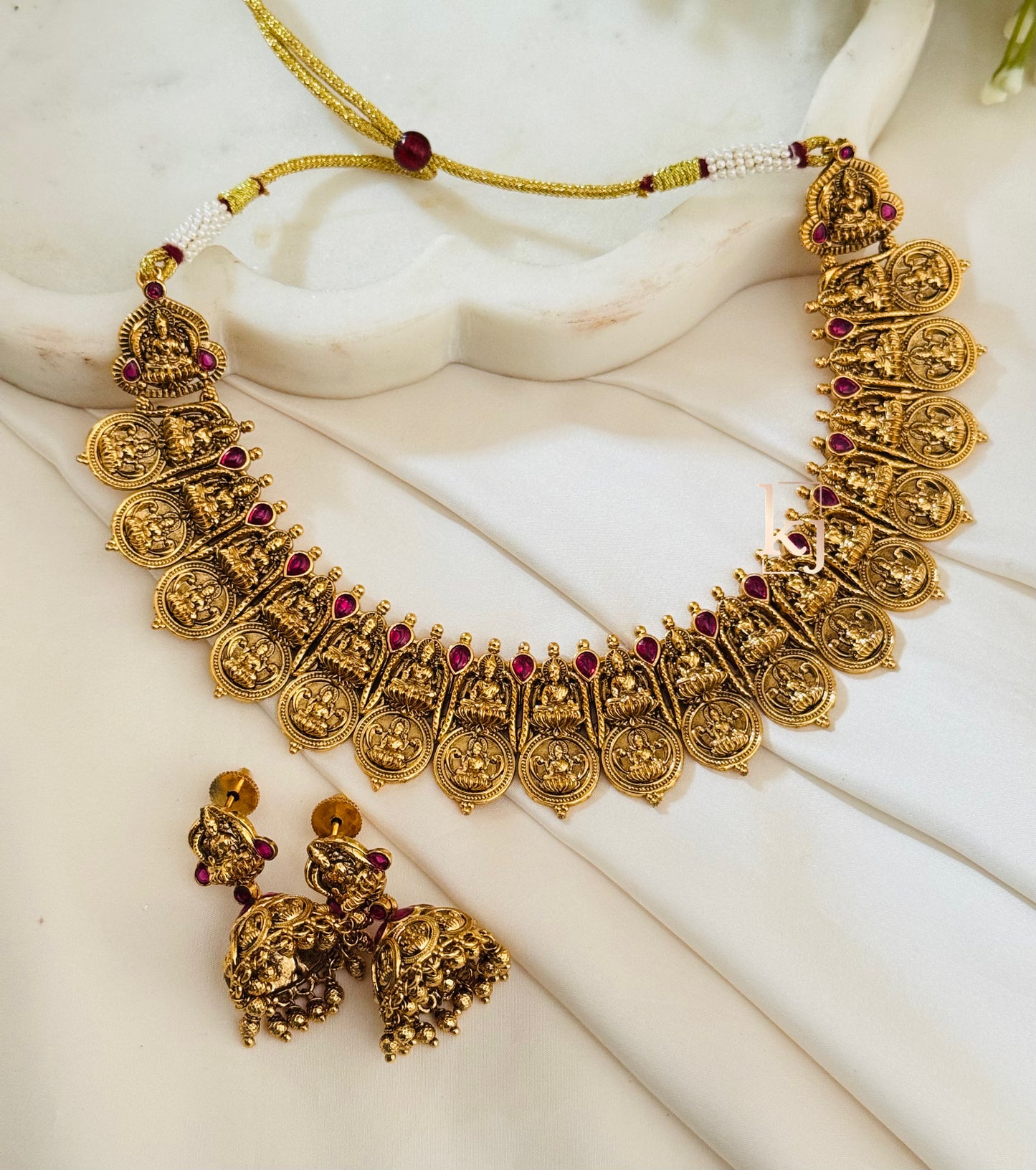 Nirvi necklace set