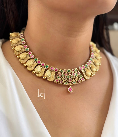 Neshv necklace set