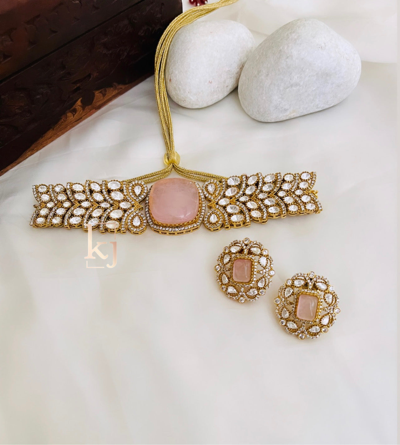 Anaya Choker set