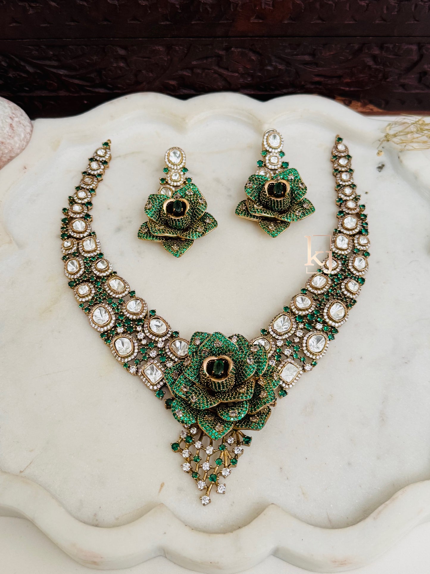 Roselia necklace set