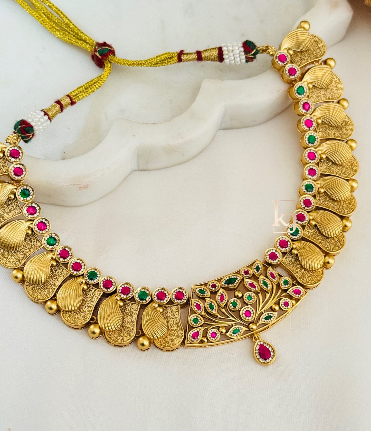 Neshv necklace set