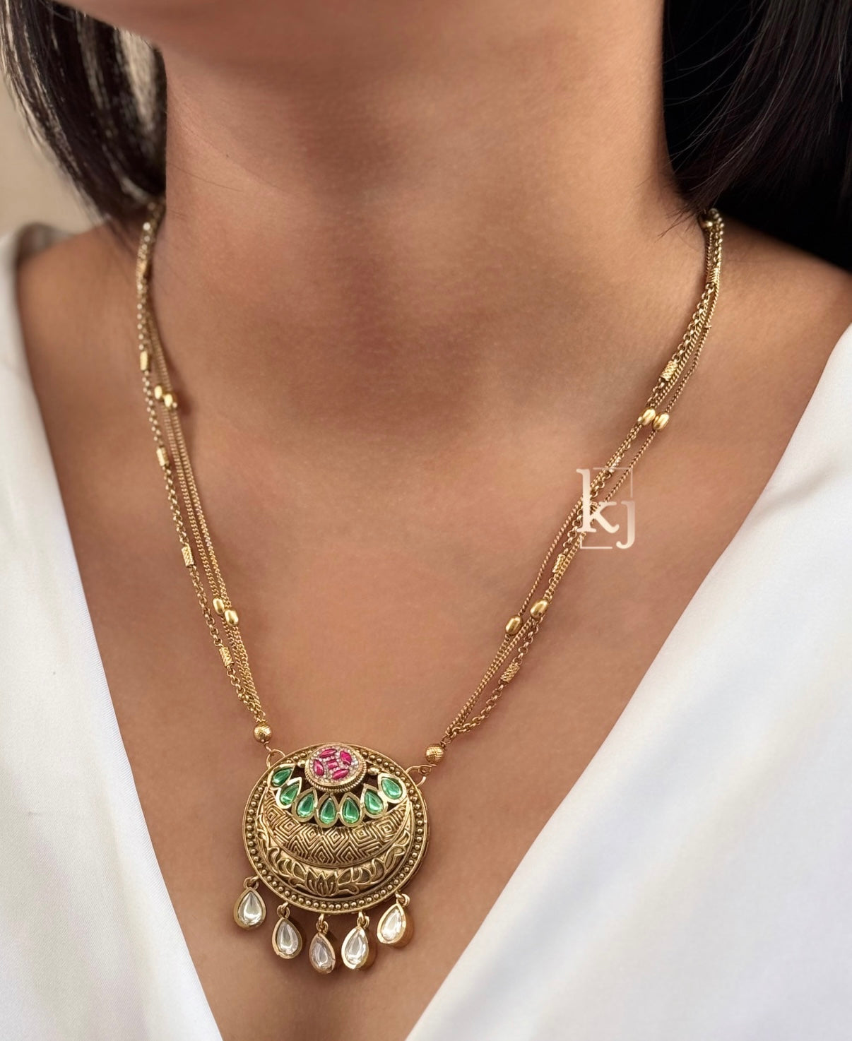 Tvesha pendant set