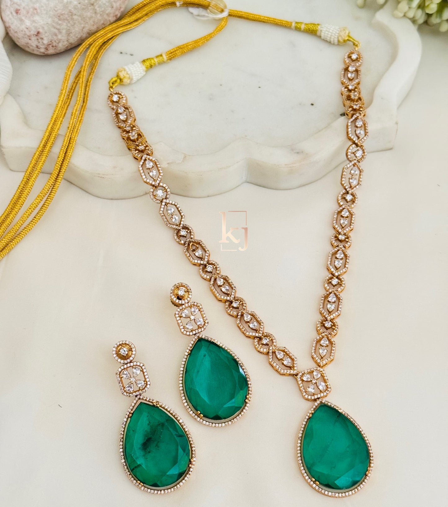 Leah pendant set