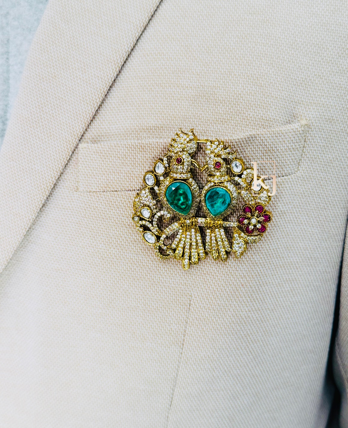 Avis brooch