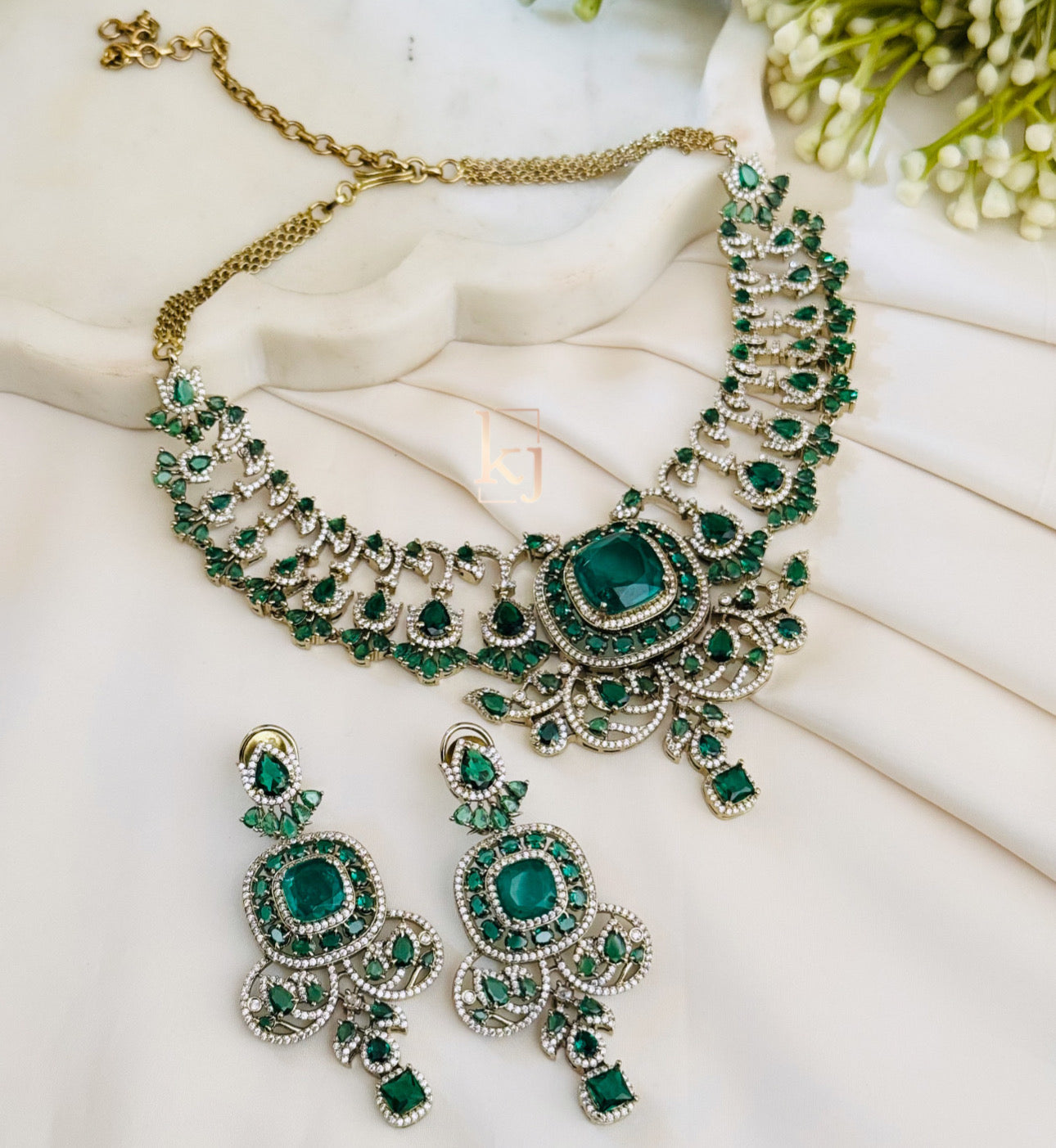 Viroza necklace set