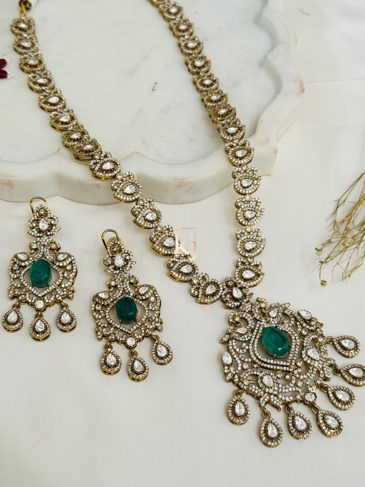 Viragi pendant set