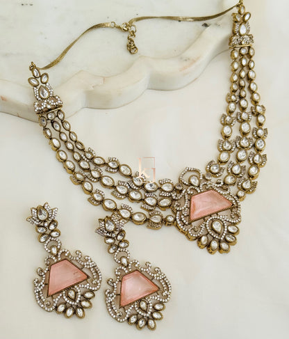 Uniaa necklace set