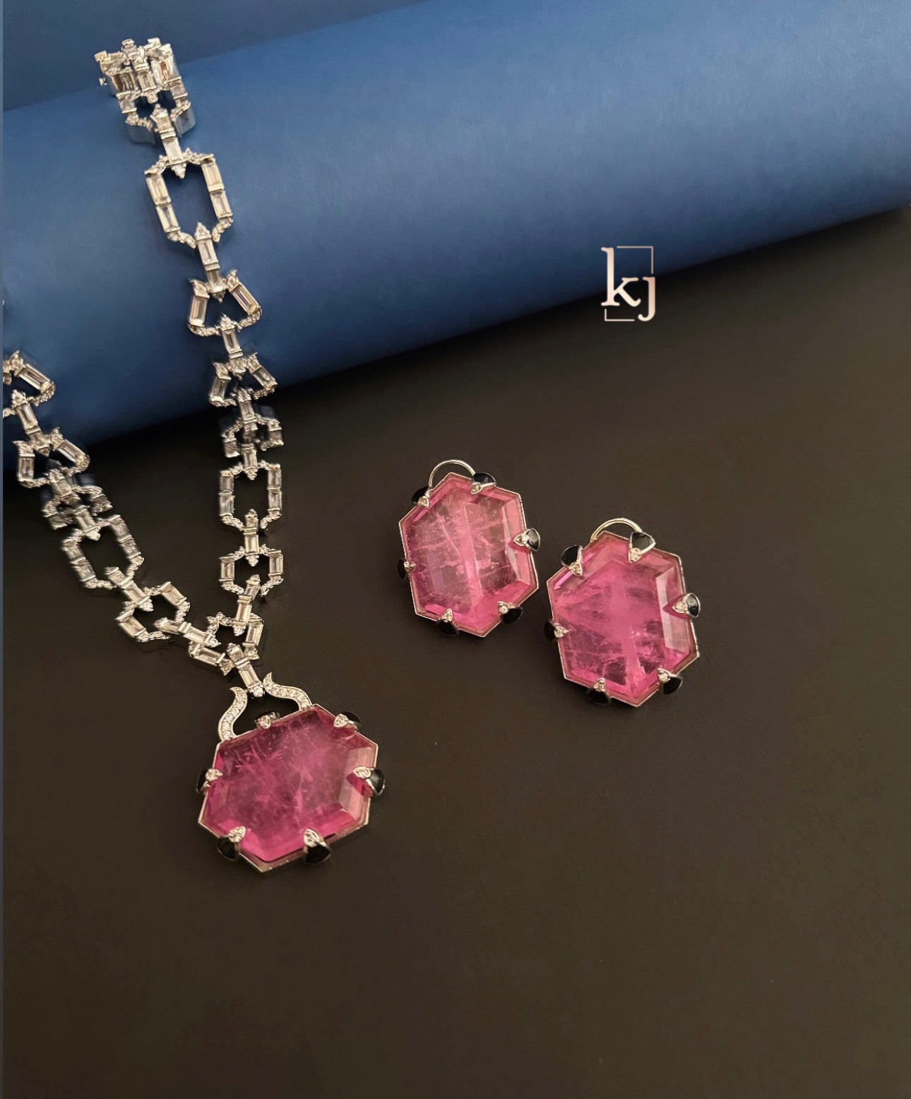 Inez pendant set