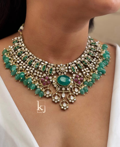 Eyun necklace set
