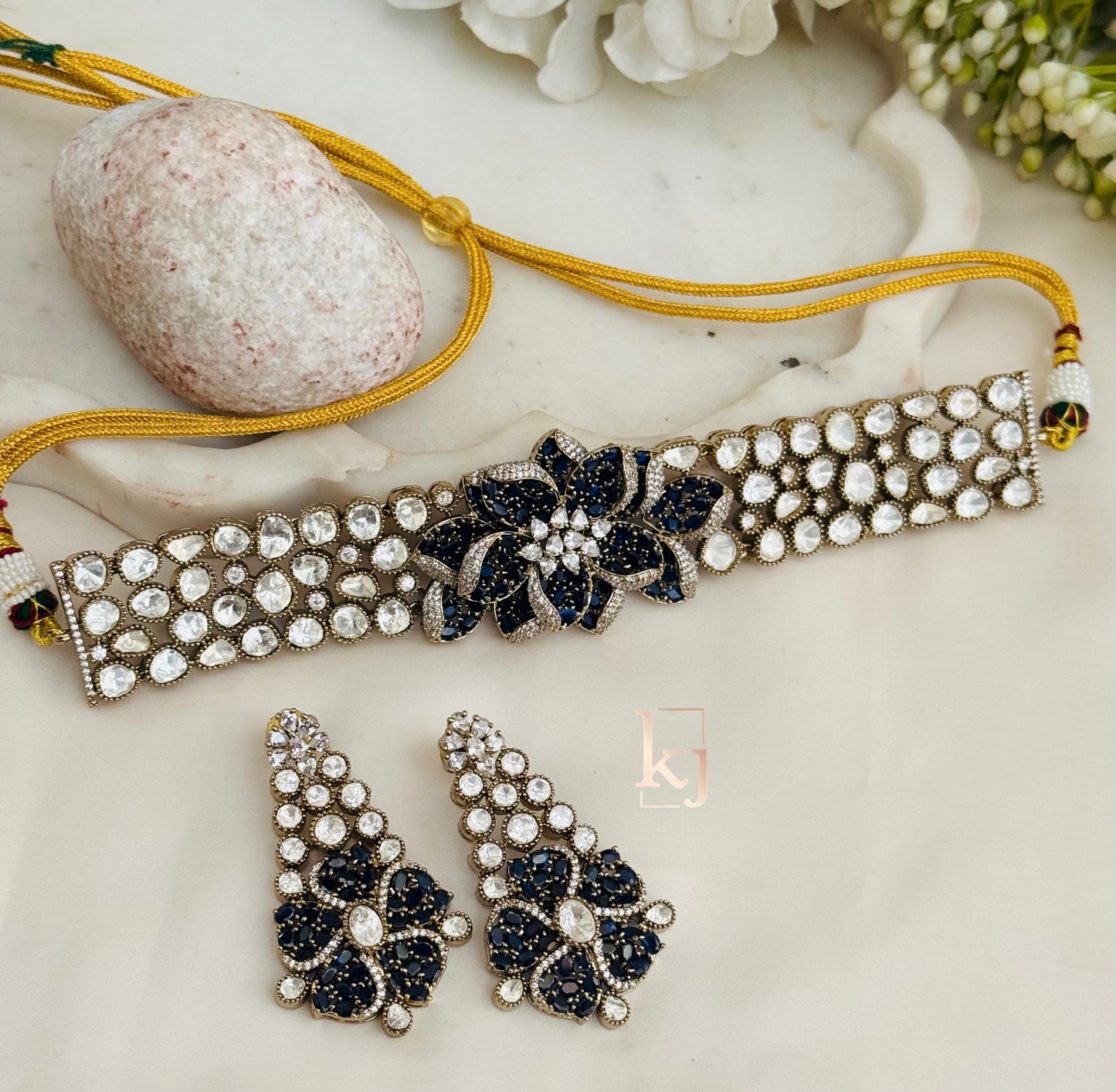 Petal choker set