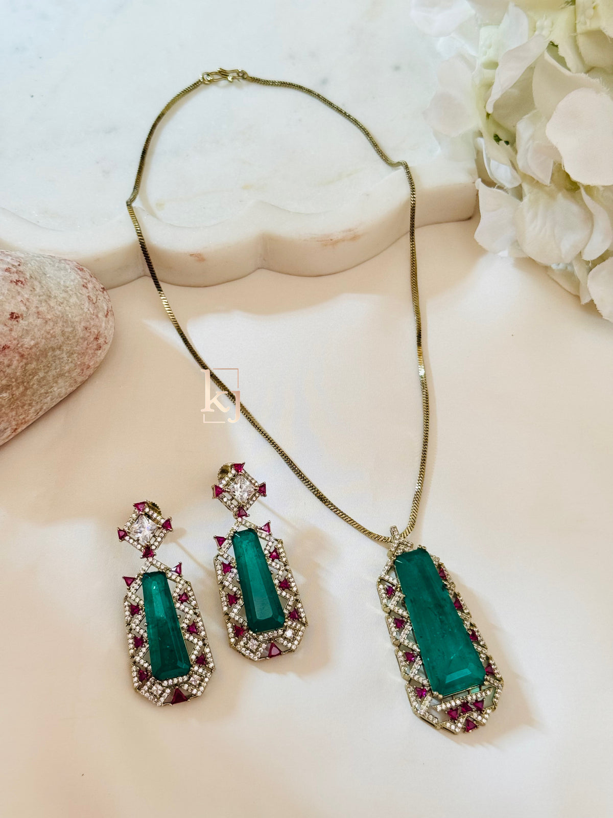 Awira elegant pendant set