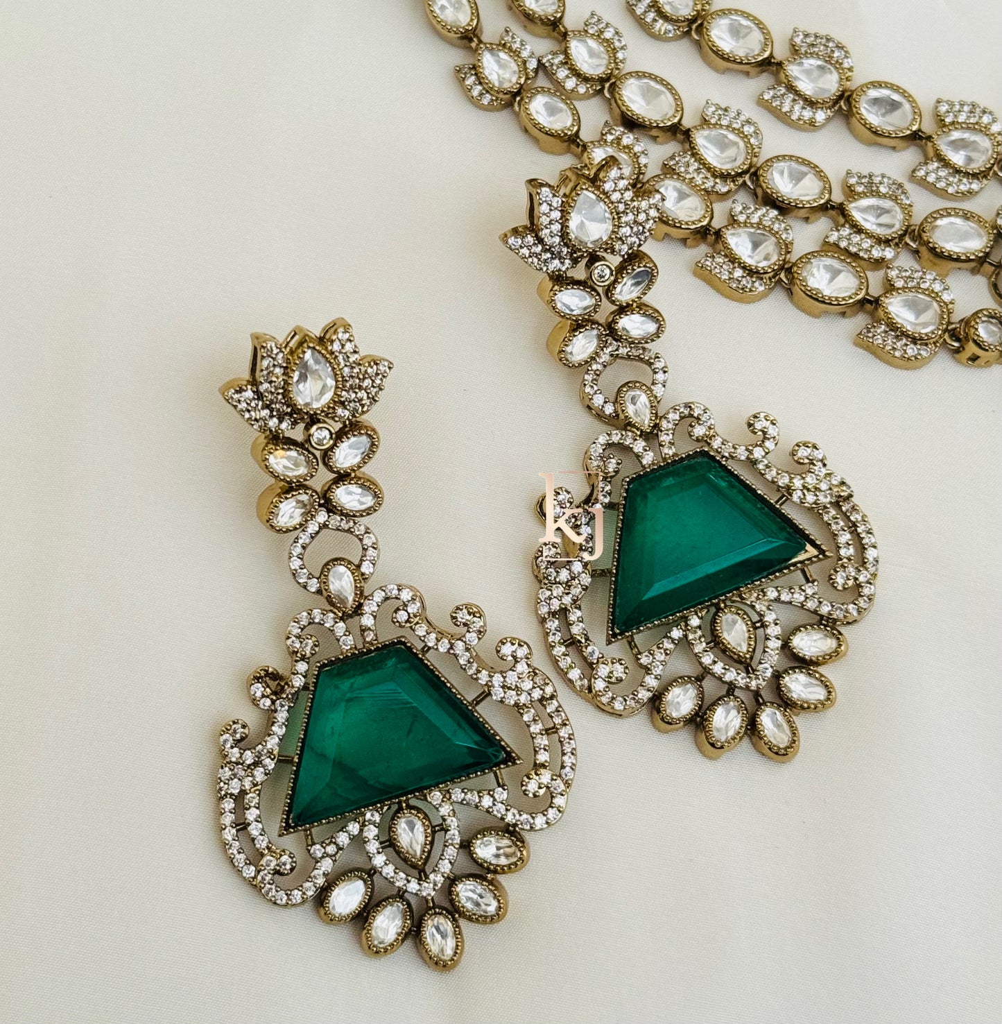 Uniaa necklace set