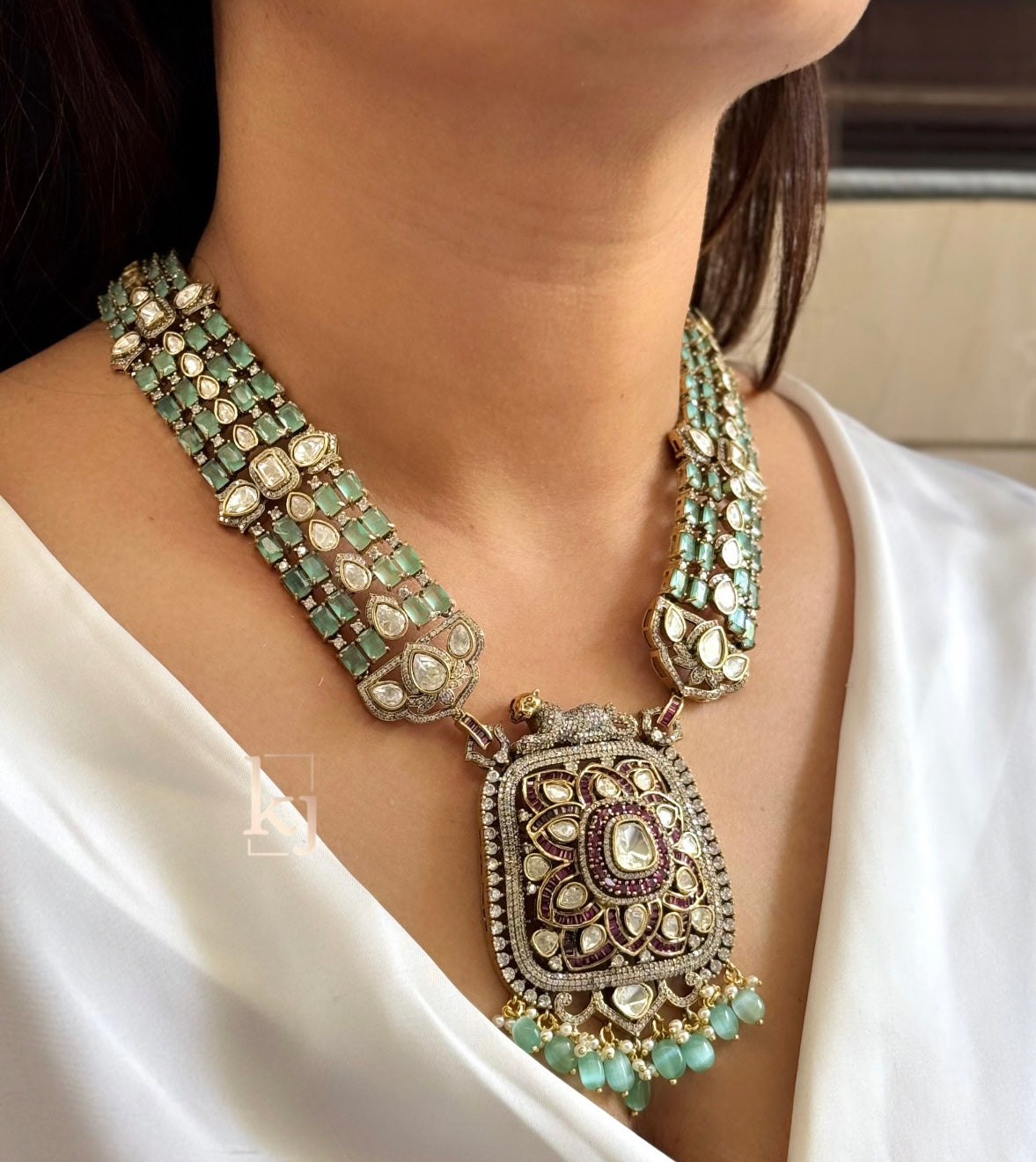 Amara pendant set