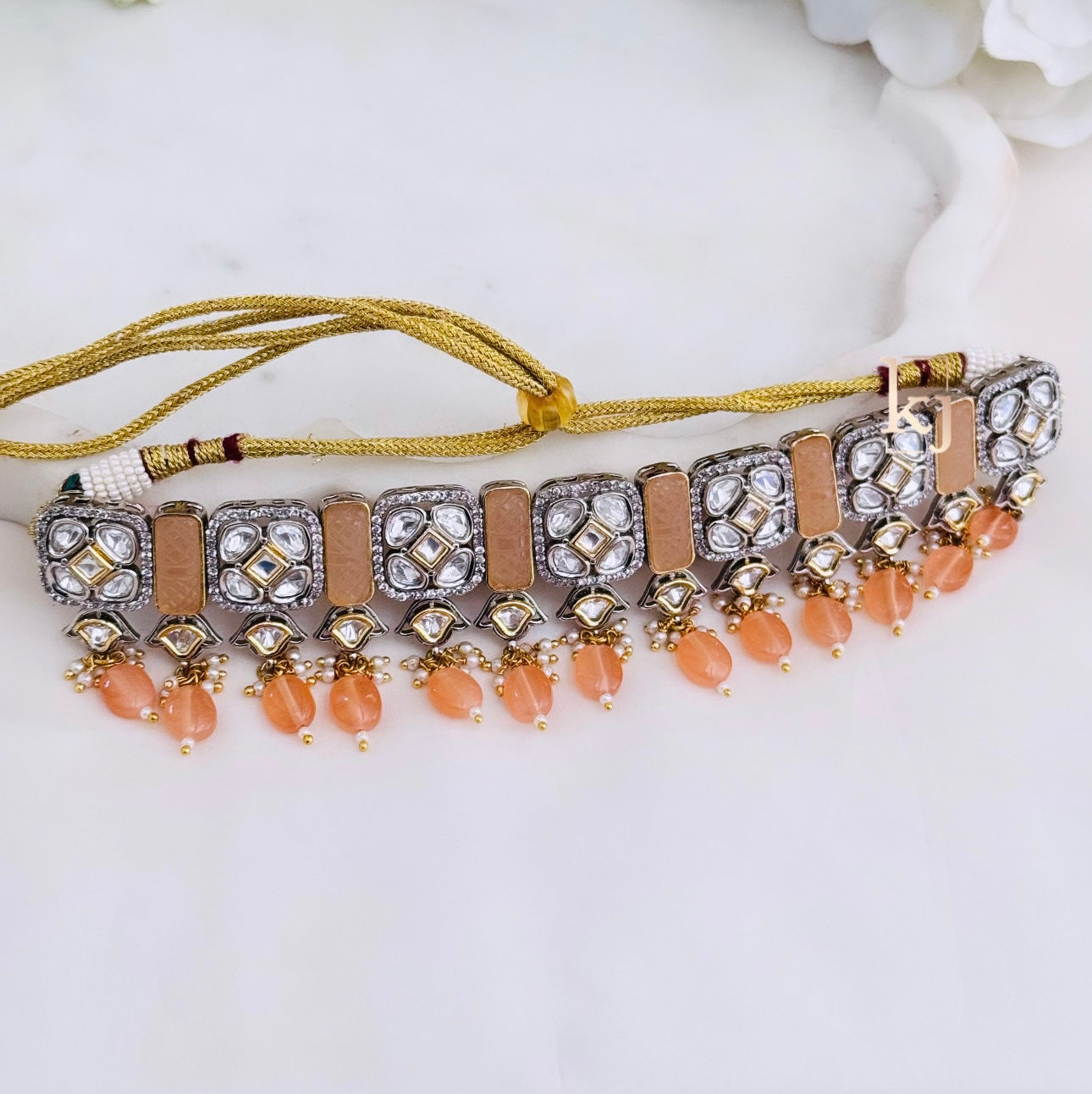 Vyan choker set