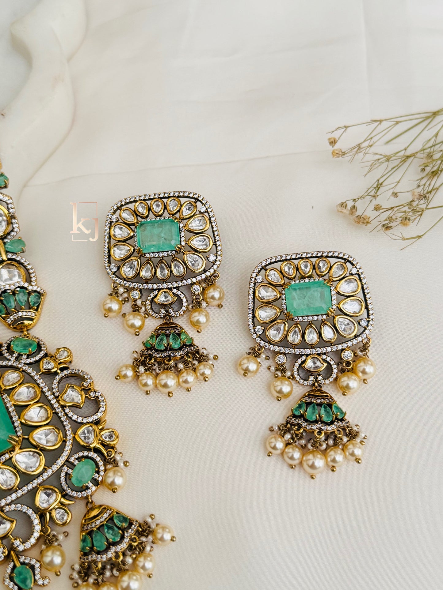 Laliah pendant set