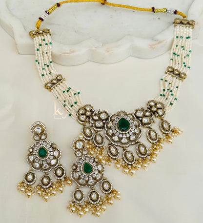 Oniaa choker set