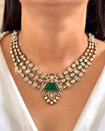 Uniaa necklace set
