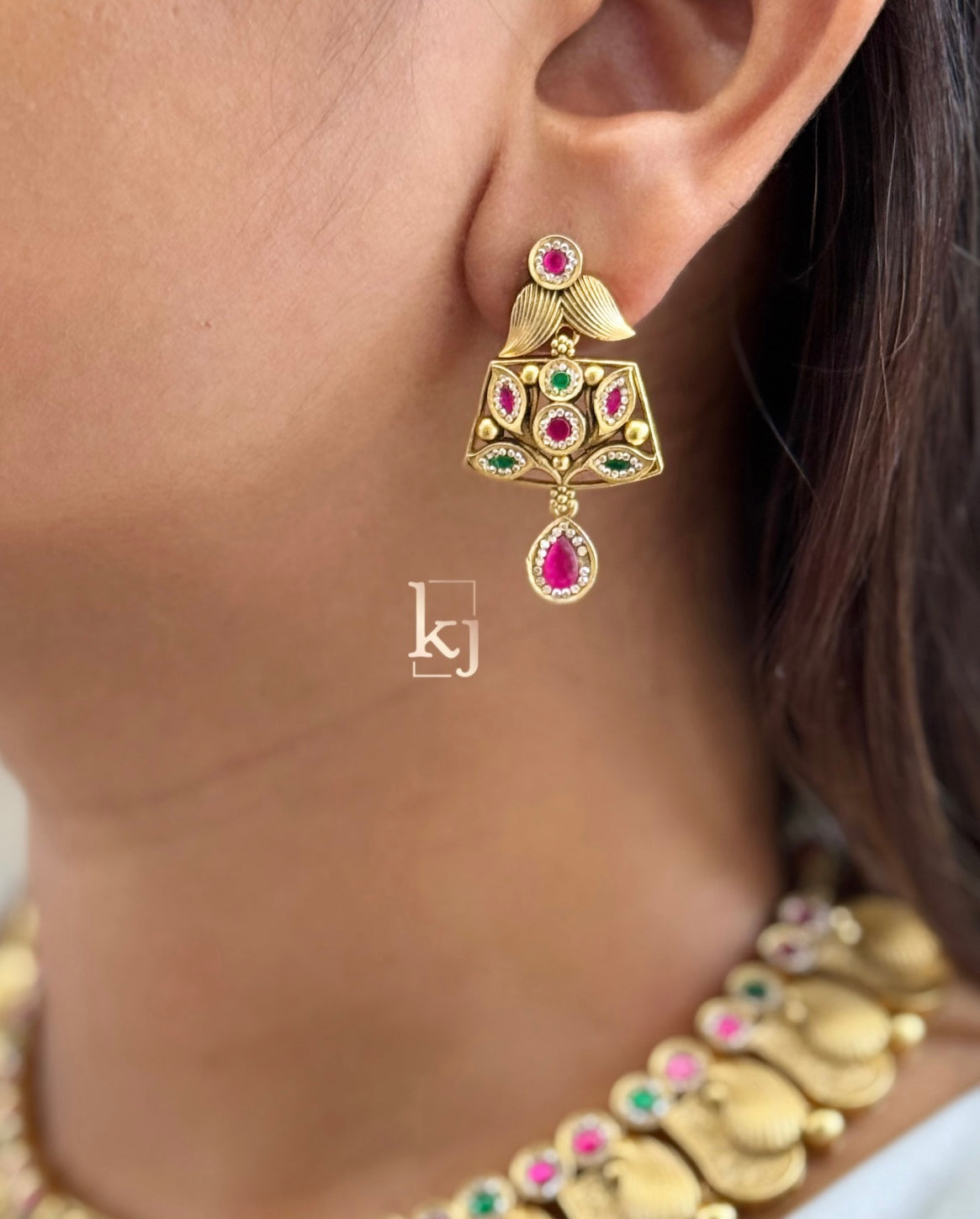 Neshv necklace set