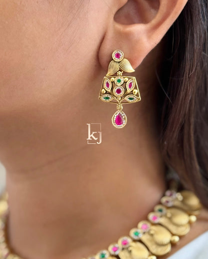 Neshv necklace set
