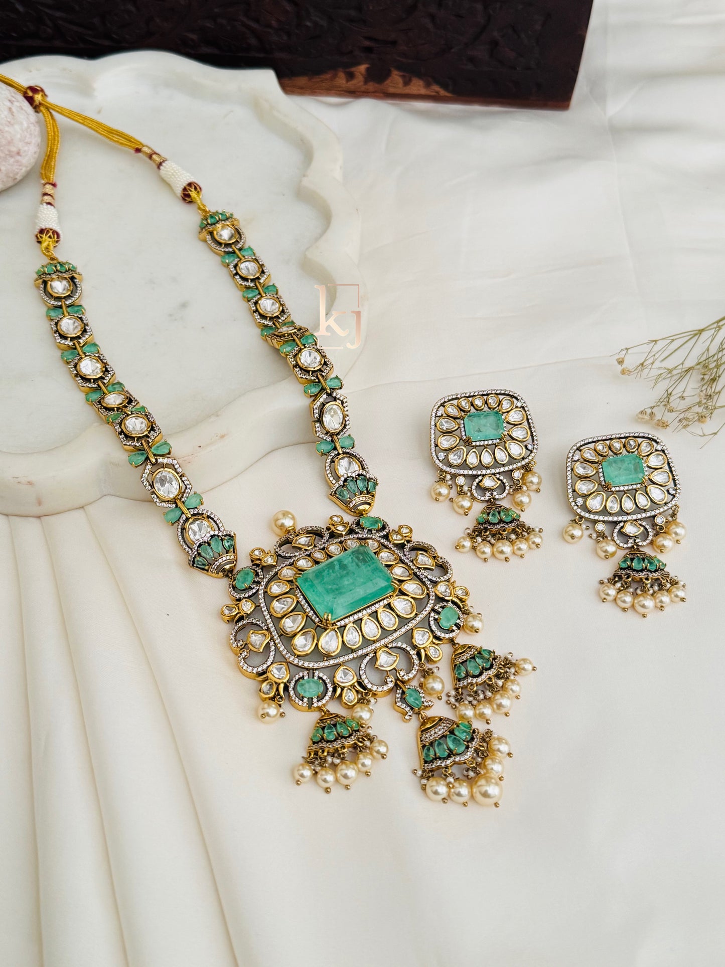 Laliah pendant set