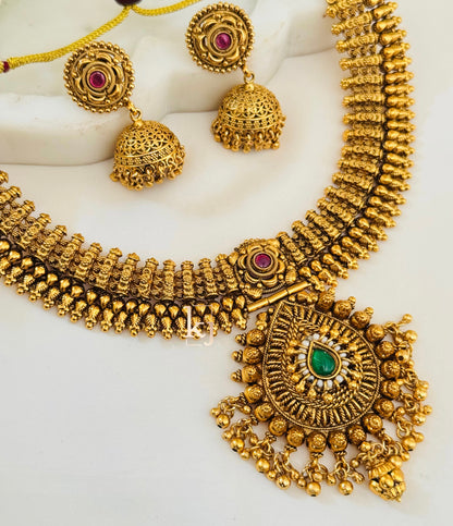 Methvi necklace set
